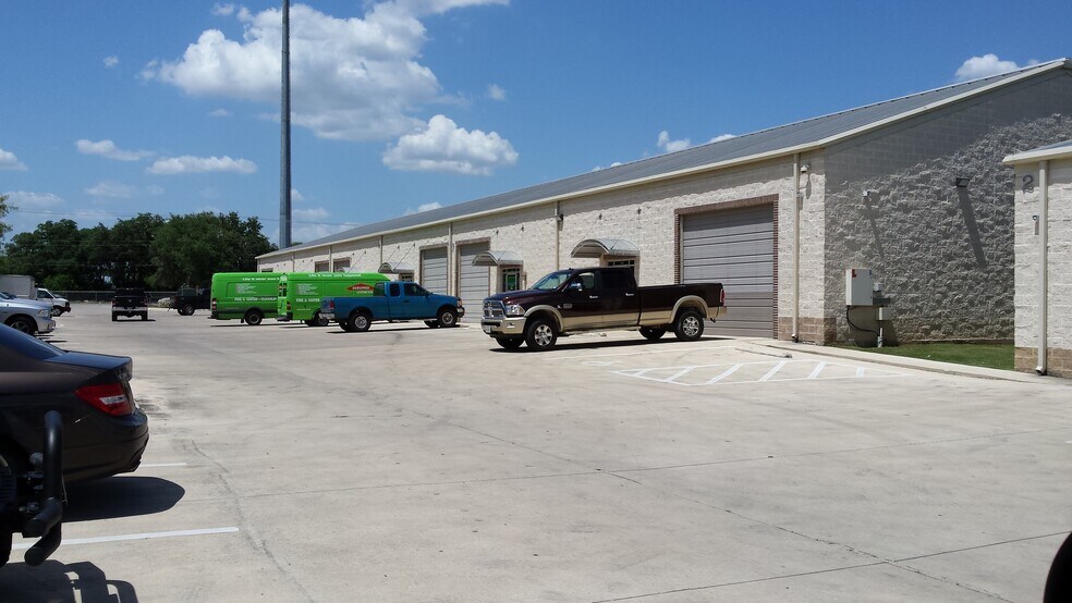 More Photos Of 18847 Redland Rd, San Antonio Showroom For Lease