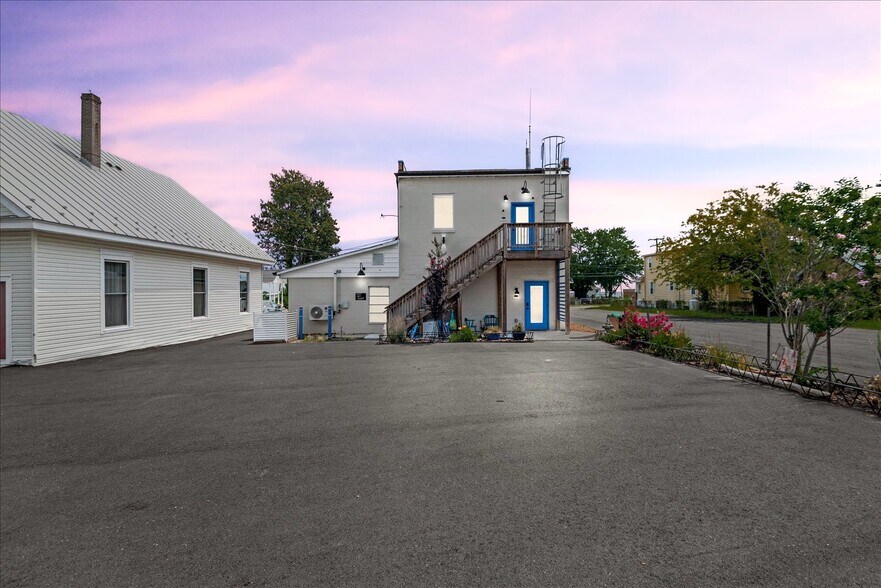 More Photos Of 10 Irving Ave N, Colonial Beach Apartments For Sale