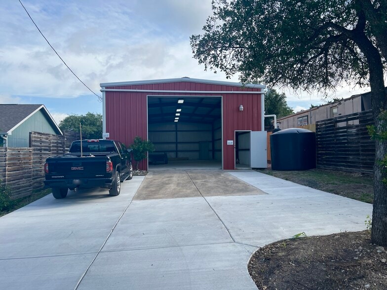 More Photos Of 15114 Iowa St, Austin Self Storage For Sale