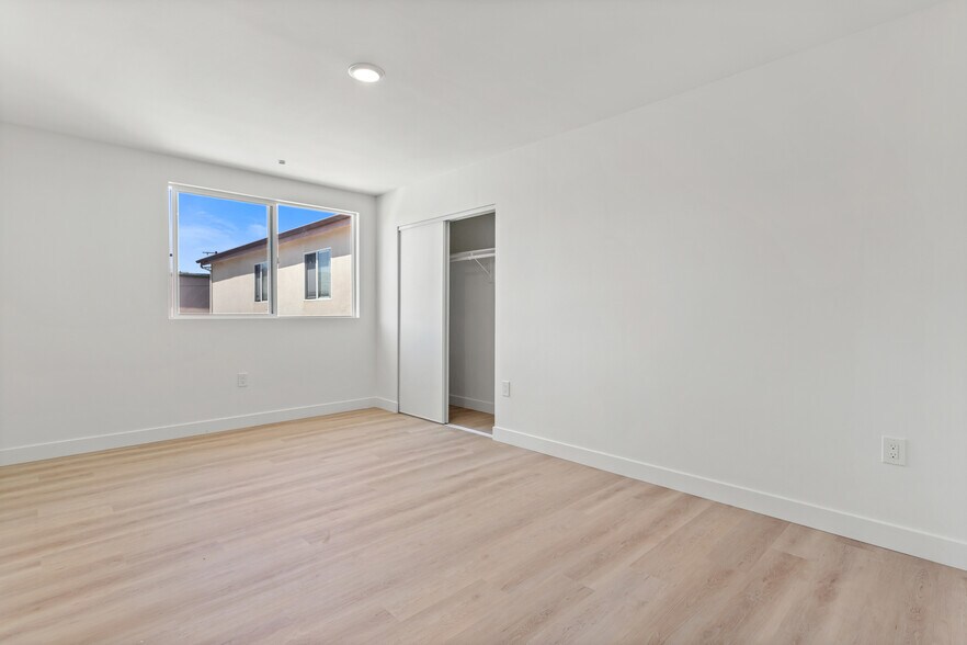 More Photos Of 707 W 80th St, Los Angeles Apartments For Sale