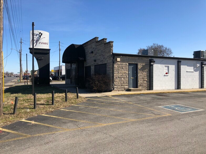 More Photos Of 3535 W 16th St, Indianapolis Bar For Sale