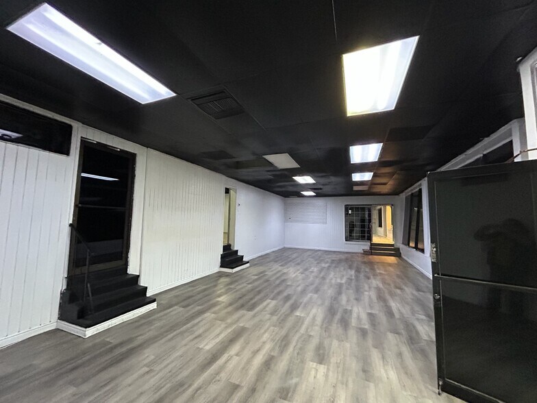 More Photos Of 7639 Foothill Blvd, Tujunga Storefront For Lease