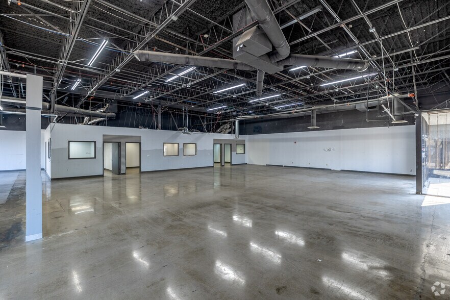 More Photos Of 1400 Summit Ave, Plano Showroom For Lease