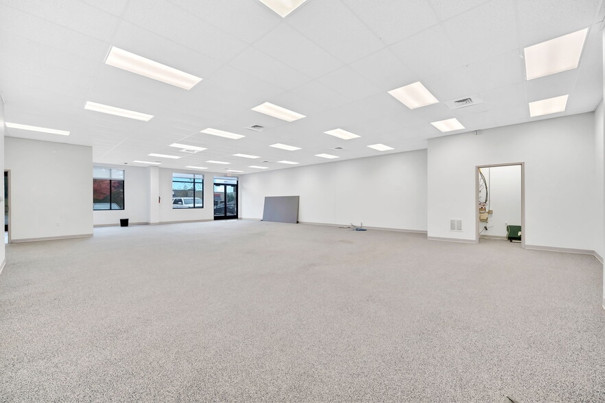 More Photos Of 1909 Pinnacle Pointe Way, Knoxville Office For Lease