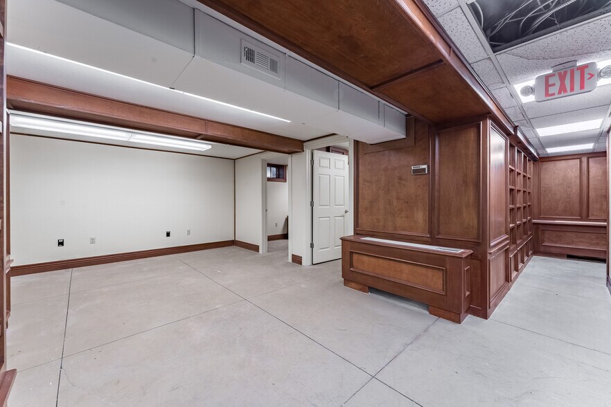 More Photos Of 324 N College Ave, Fayetteville Office For Sale