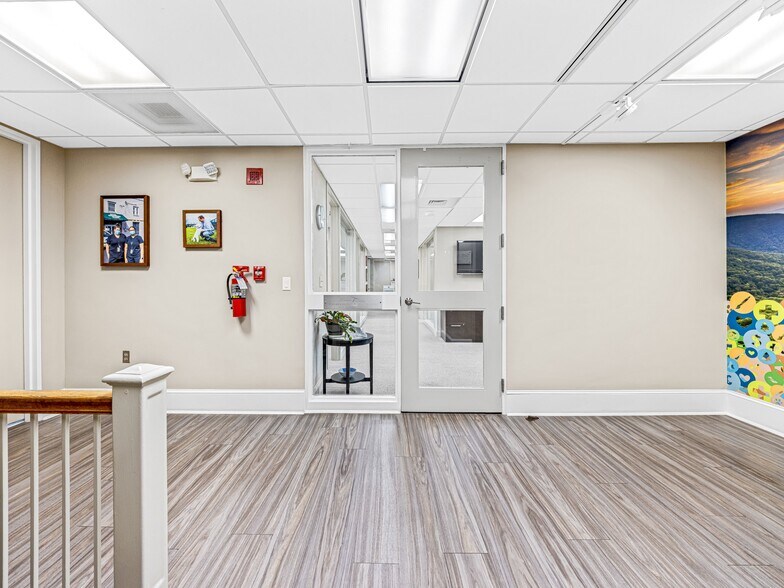 More Photos Of 401 N Main St, Hendersonville Storefront Retail Office For Sale