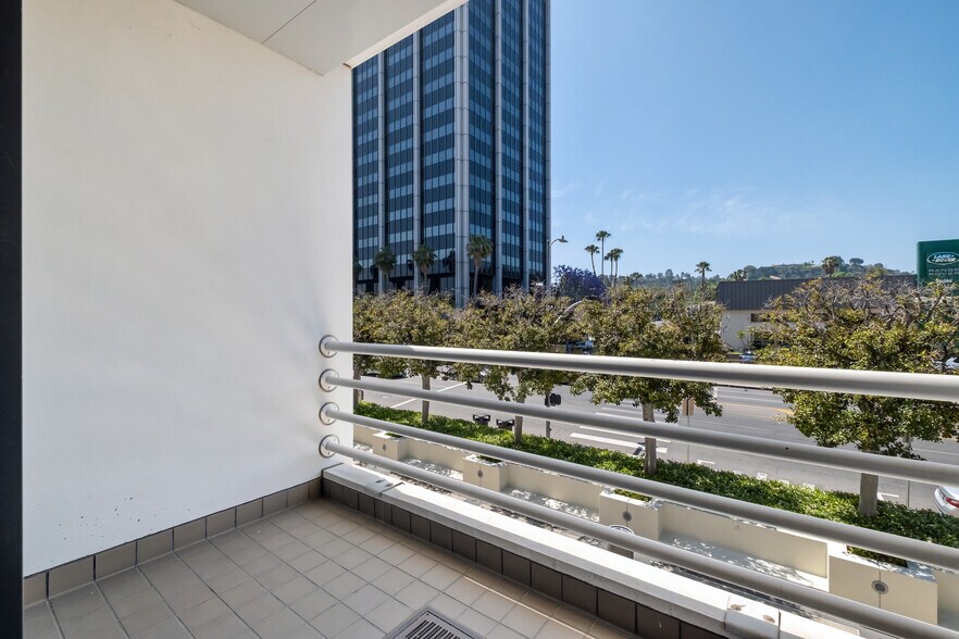 More Photos Of 15821 Ventura Blvd, Encino Office For Lease