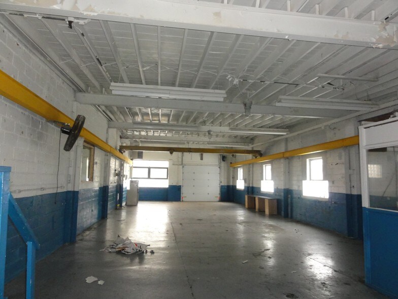 More Photos Of 19024 Florida St, Roseville Showroom For Sale