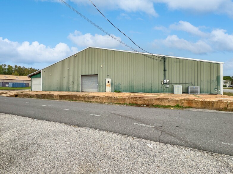 More Photos Of 2721 10th St, Northport Warehouse For Lease