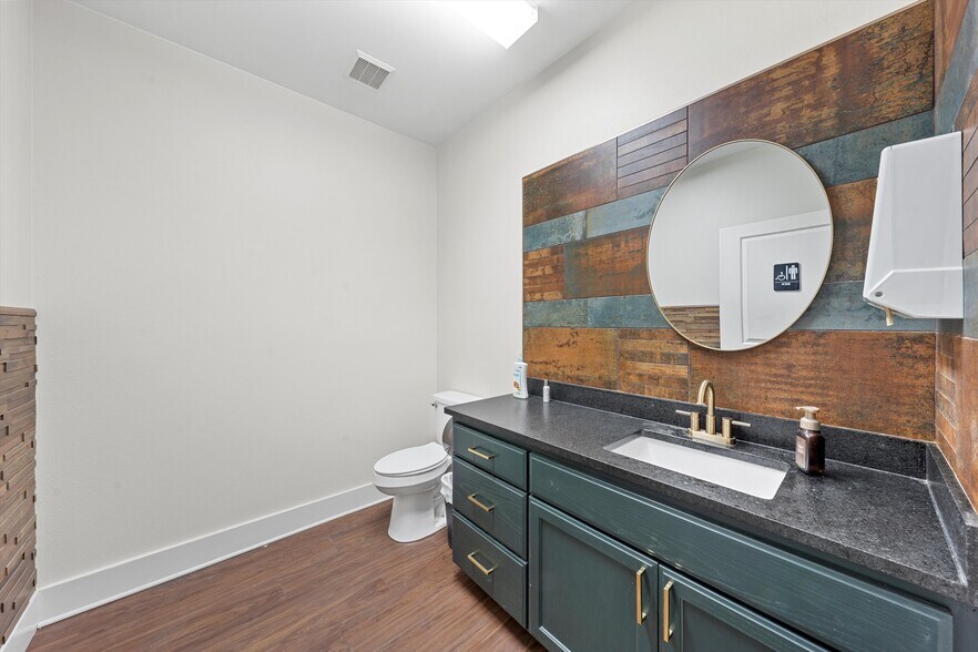 More Photos Of 6604 N State Highway 6, Woodway Storefront Retail Office For Lease