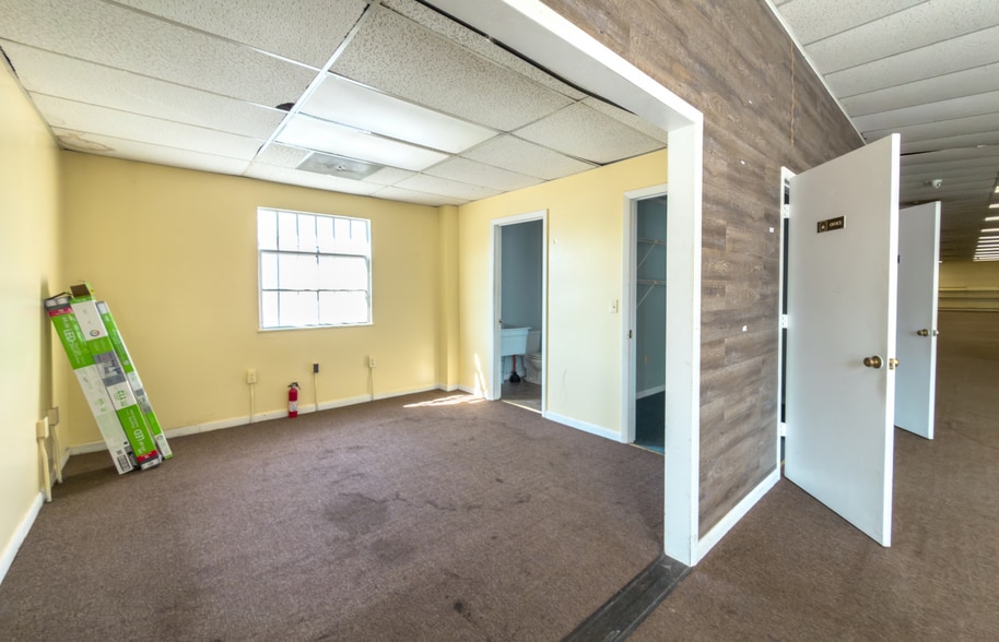 More Photos Of 6712 Williamson Rd, Hollins Freestanding For Sale