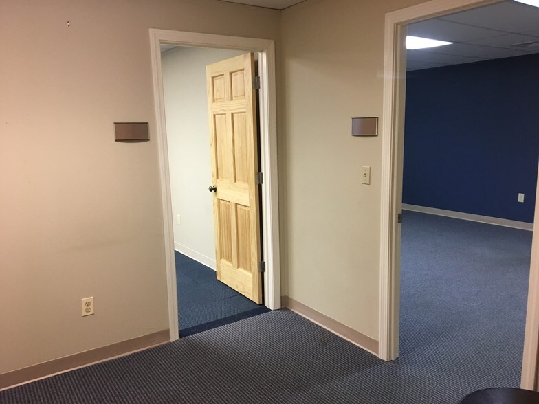 More Photos Of 433 Silas Deane Hwy, Wethersfield Office For Lease