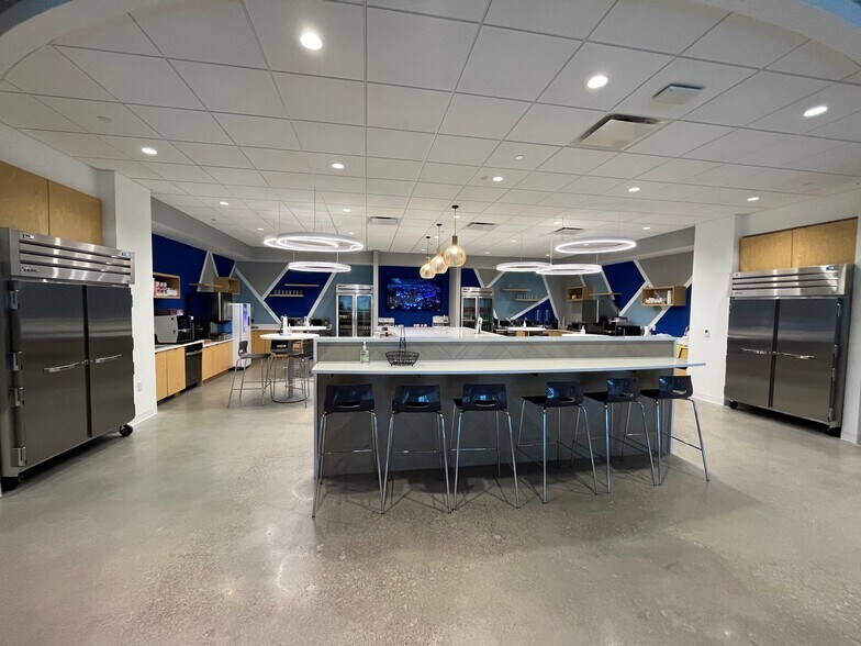 More Photos Of 75-95 W Towne Ridge Pky, Sandy Office For Lease