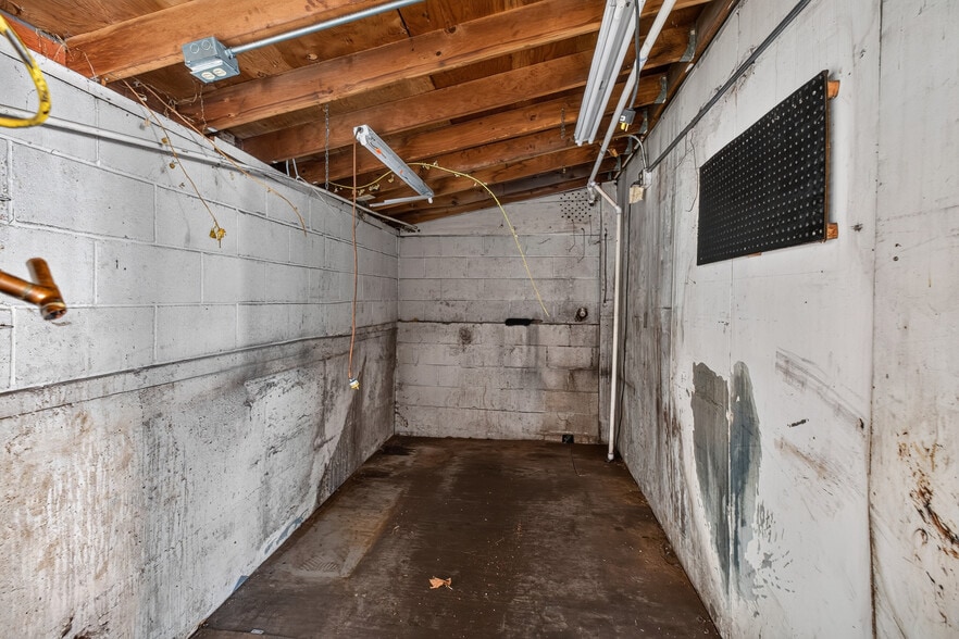 More Photos Of 1058 N State St, Bellingham General Retail For Sale