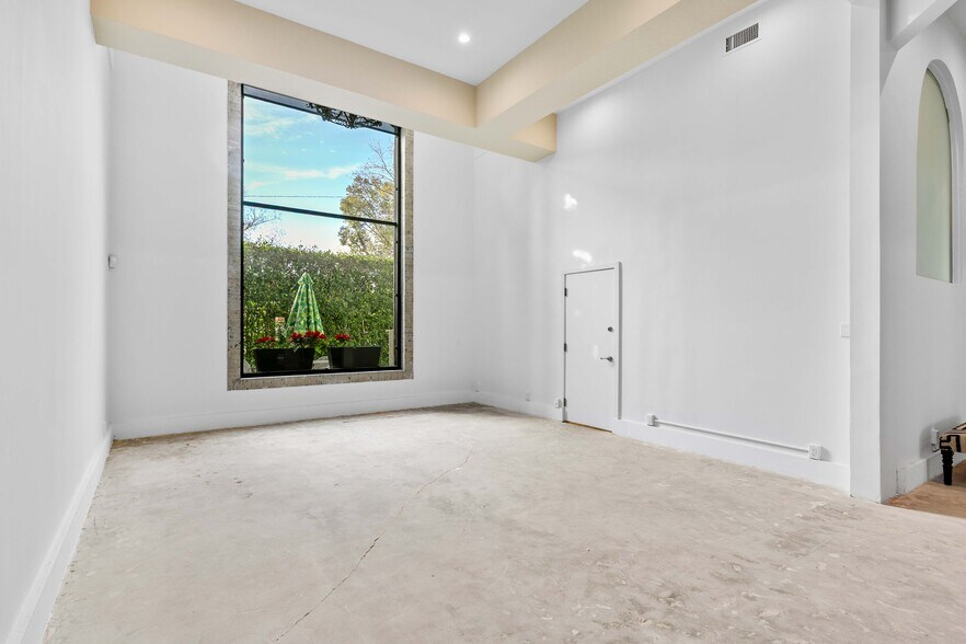 More Photos Of 210 S Kenwood St, Glendale Loft Creative Space For Lease