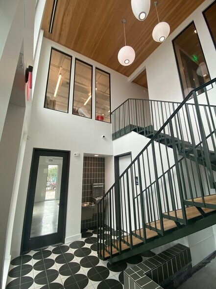 More Photos Of 1824 E Oltorf St, Austin Office For Lease