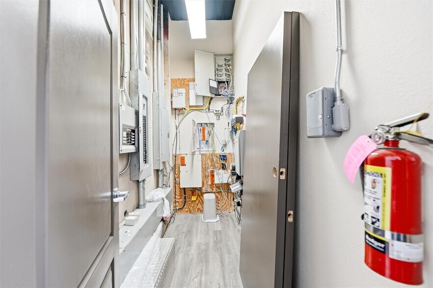 More Photos Of 1301 E Weatherford St, Fort Worth Showroom For Sale