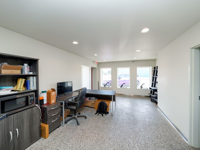 More Photos Of 2079 Deschutes Dr, Stayton Manufacturing For Lease