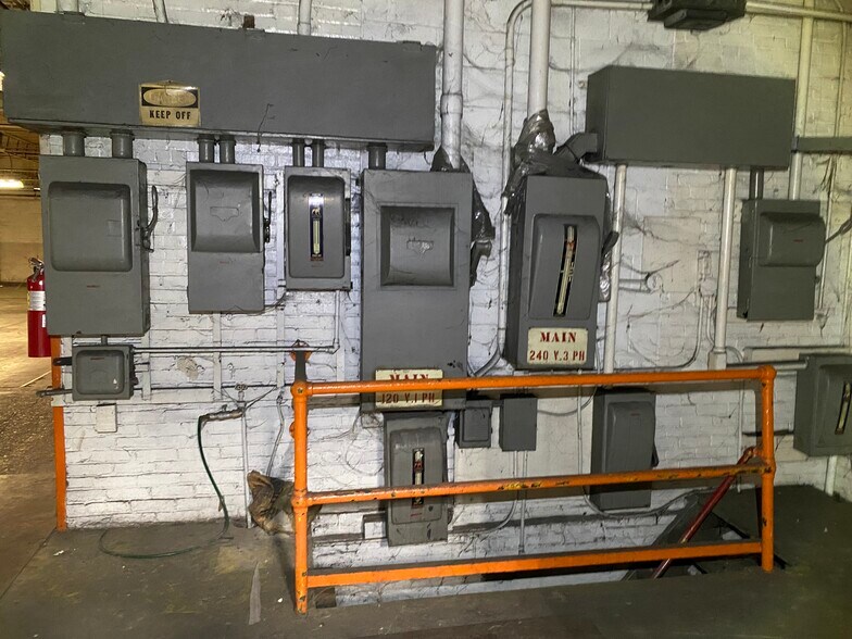 More Photos Of 245 Erie St, Huntington Industrial For Sale
