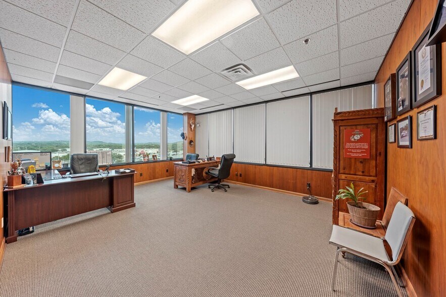 More Photos Of 222 S Sidney Baker St, Kerrville Office For Sale