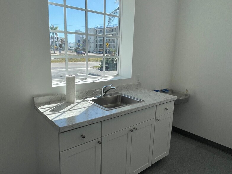 More Photos Of 6061 Estero Blvd, Fort Myers Bank For Sale