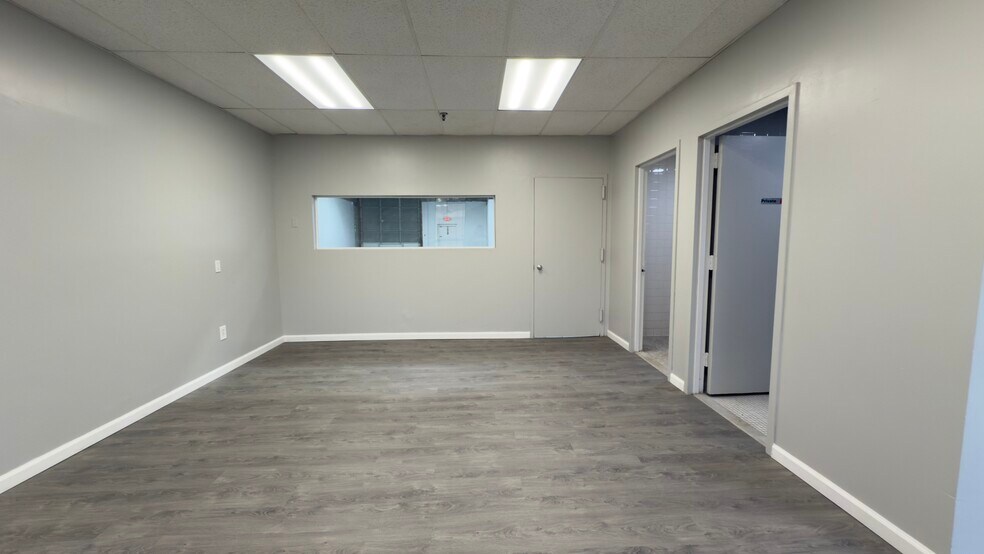 More Photos Of 1515-1557 Lincoln Ave, Holbrook Warehouse For Lease