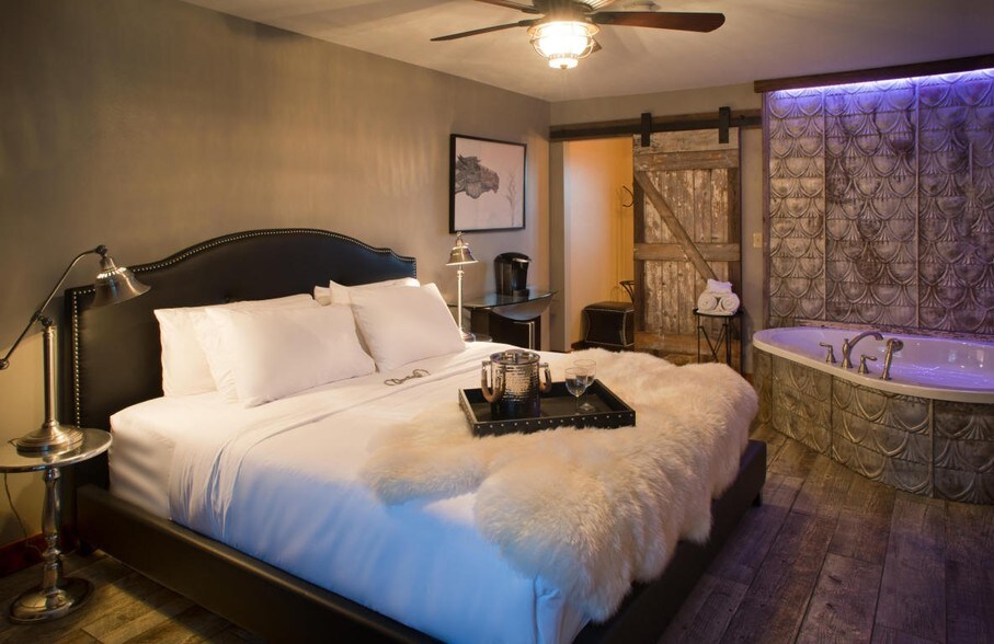 More Photos Of 304 S Wells St, Lake Geneva Hotel For Sale