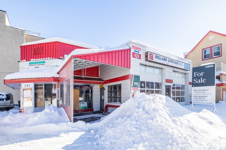 Primary Photo Of 227 Cumberland St, Ottawa Auto Repair For Sale