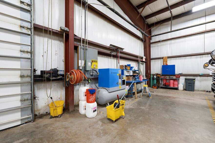 More Photos Of 7707 Henry Clay Blvd, Liverpool Warehouse For Lease