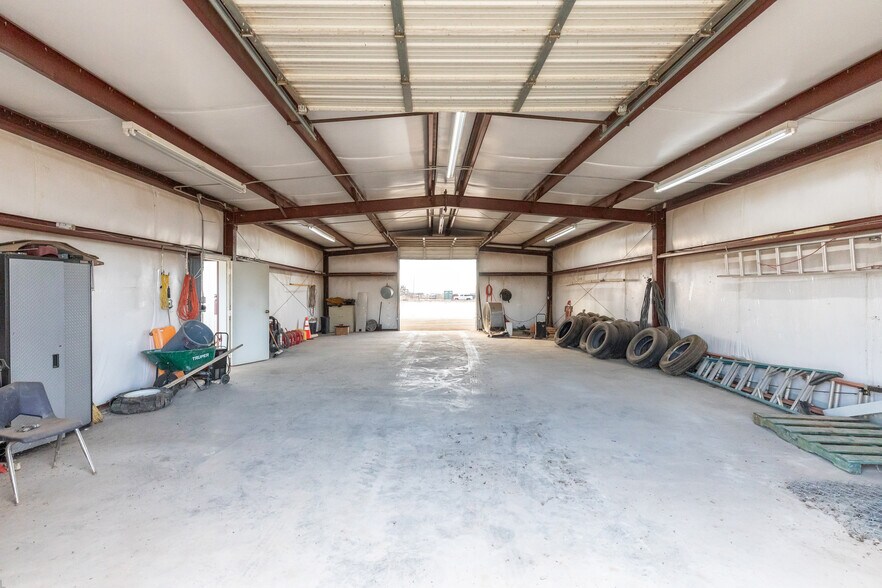 More Photos Of 711 S 3rd Ave, Munday Warehouse For Sale