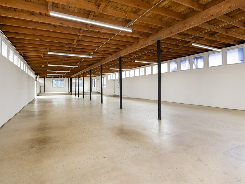 More Photos Of 805 E El Segundo Blvd, El Segundo Showroom For Sale