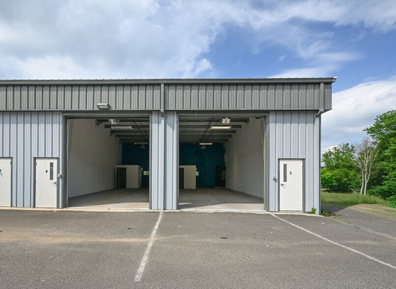 More Photos Of 9 Dunham Dr, New Fairfield Warehouse For Lease