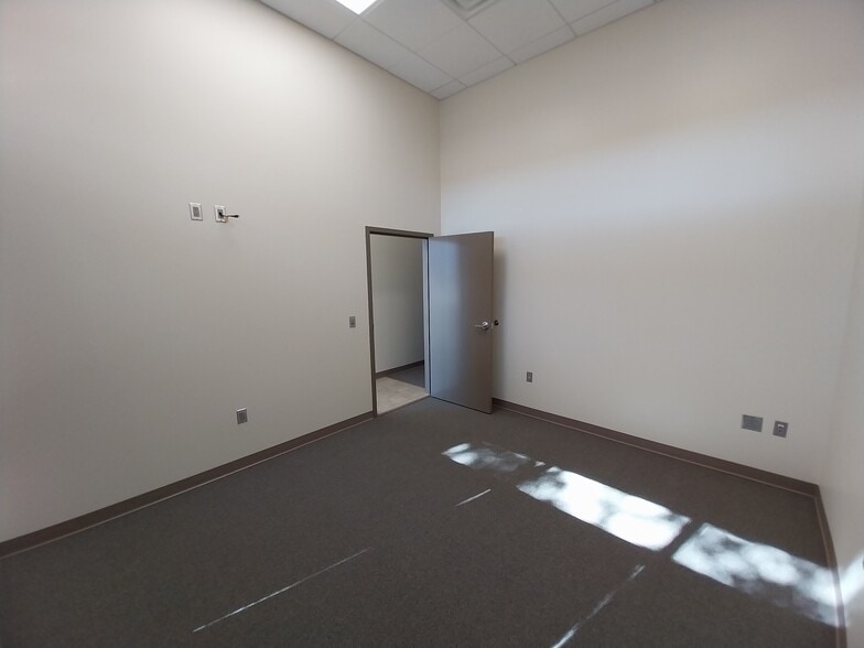 More Photos Of 300 E New Hope Rd, Cedar Park Light Manufacturing For Lease