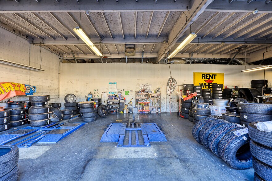More Photos Of 960 W Holt Blvd, Ontario Freestanding For Lease