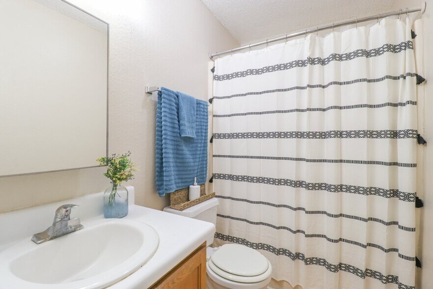 More Photos Of 1005 W Birch Dr, Gulfport Apartments For Sale