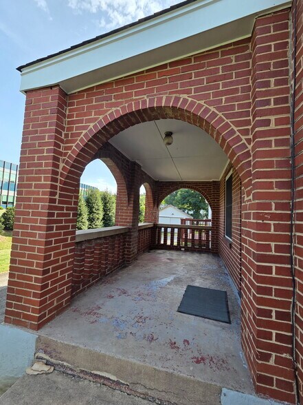 More Photos Of 5335 Airport Rd NW, Roanoke Storefront Retail Office For Lease