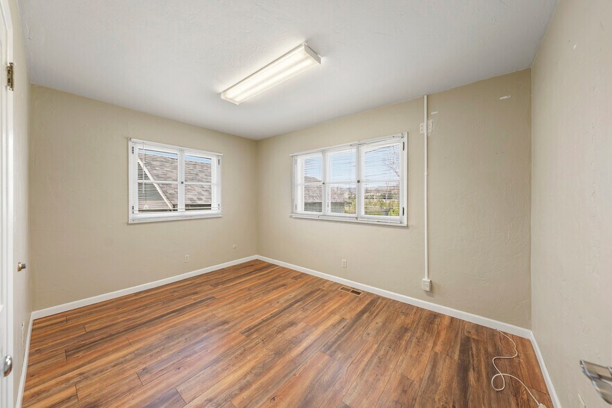 More Photos Of 143 S Main St, Phoenix Office For Sale