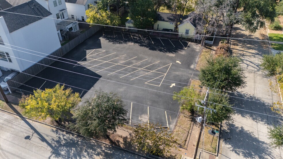 More Photos Of 1920 N Memorial Way, Houston Loft Creative Space For Lease