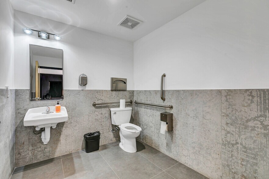 More Photos Of 4105 N 20th St, Phoenix Medical For Lease