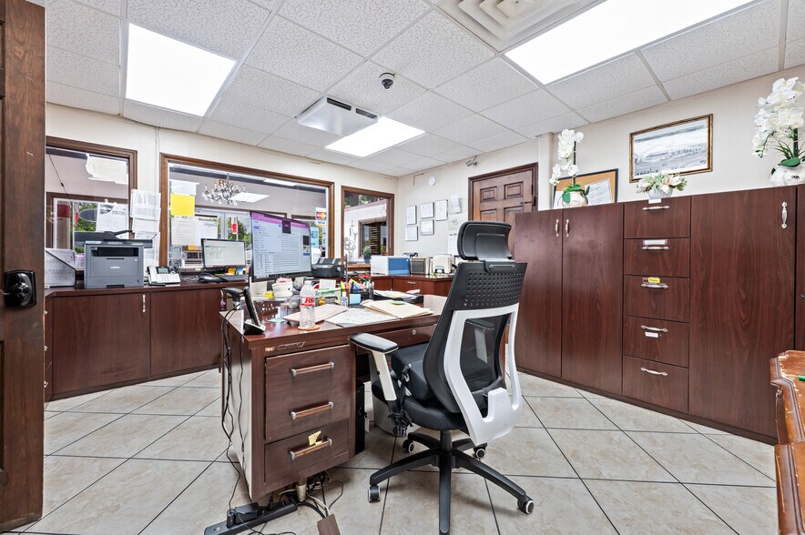 More Photos Of 411 Spencer Hwy, South Houston Auto Dealership For Lease