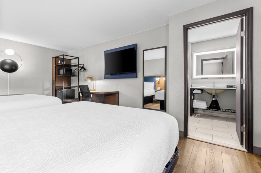 More Photos Of 4870 University Dr NW, Huntsville Hotel For Sale