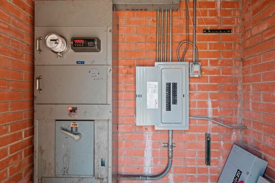 More Photos Of 410-420 E Beach Ave, Inglewood Warehouse For Sale