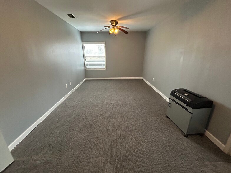 More Photos Of 2003 E US Highway 84, Palestine Office For Sale