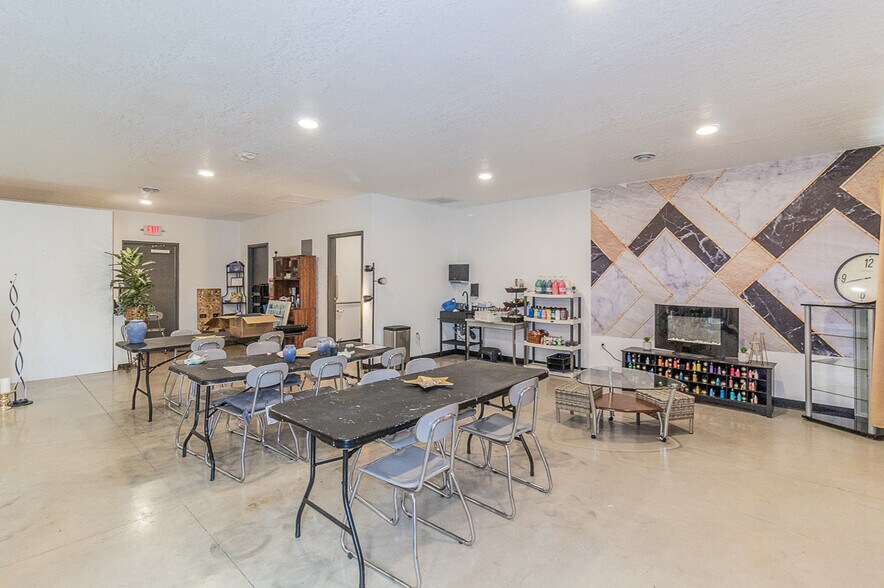 More Photos Of 1186 N Shawano St, New London General Retail For Lease
