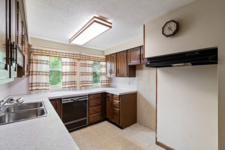 More Photos Of 608 Applegrove St NW, North Canton Office For Sale