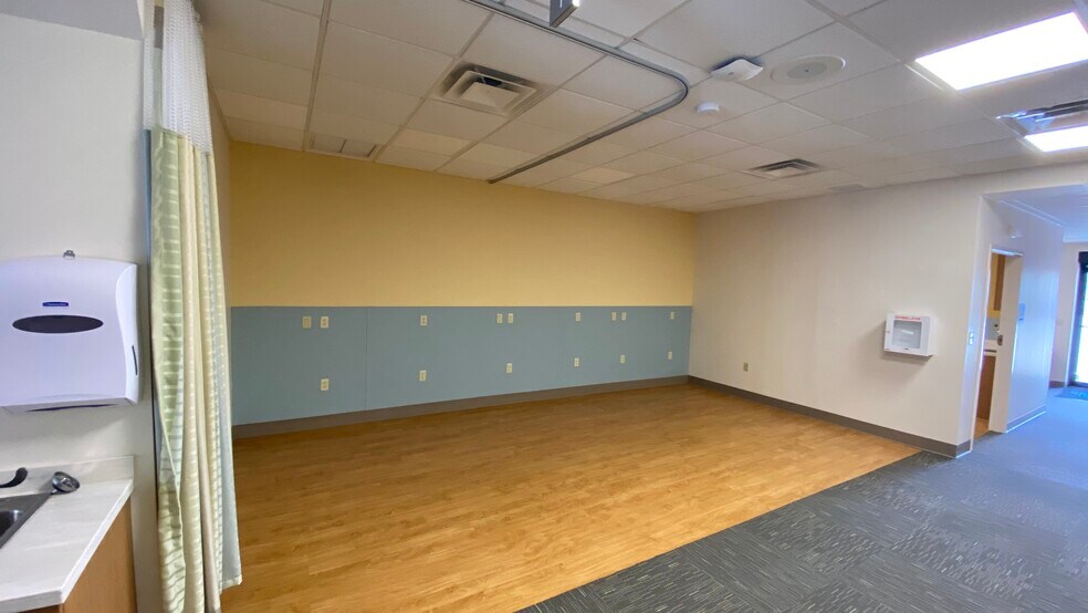 More Photos Of 39 S Main St, Nazareth General Retail For Lease