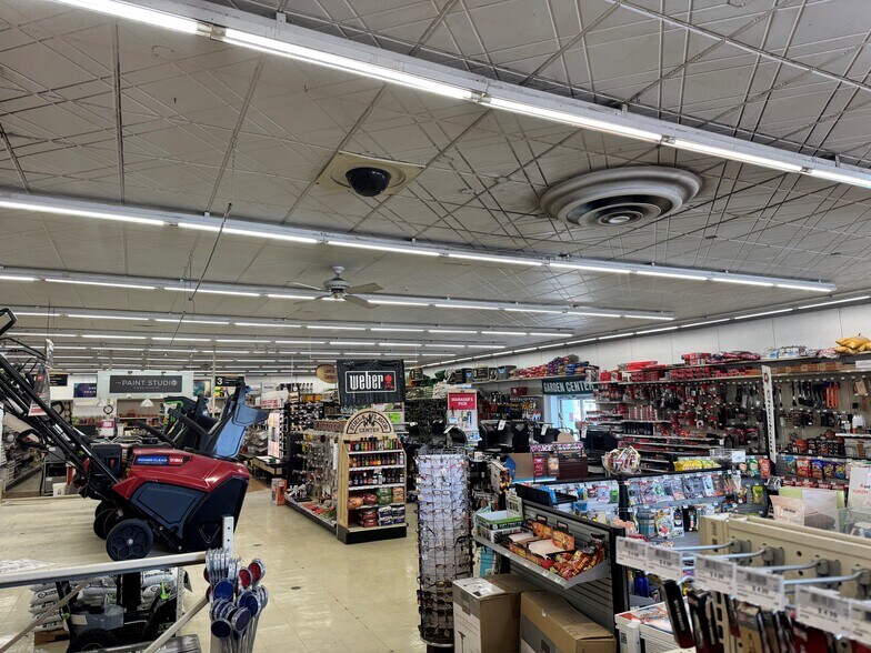 More Photos Of 1158 Lillian St, Elgin General Retail For Sale