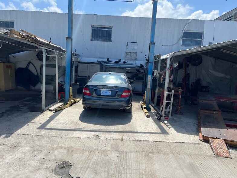 More Photos Of 205 N Dixie Hwy, Hallandale Beach Service For Sale