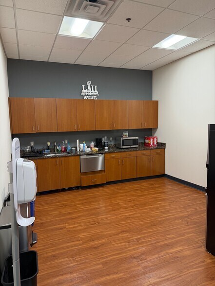 More Photos Of 430 Virginia Dr, Fort Washington Flex For Sale