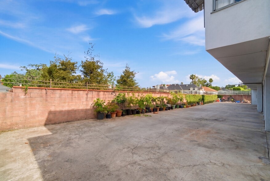 More Photos Of 817 S Windsor Blvd, Los Angeles Apartments For Sale